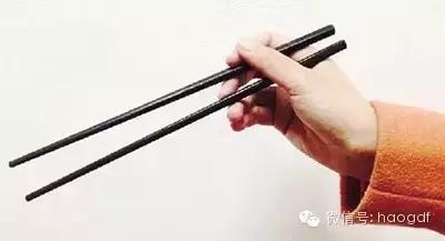這樣拿筷子，能鍛煉全身關(guān)節(jié)和肌肉！（99%的人沒拿對?。? width=